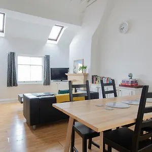Fantastic 3 Bed House- Sleeps 6- Superfast Wifi And Garage Apartment